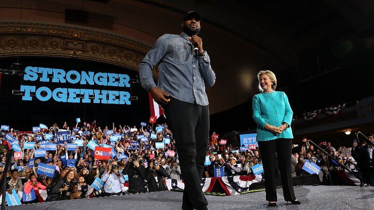 Zdjęcie okładkowe artykułu: AFP /  / LeBron James i Hillary Clinton na wiecu wyborczym w Cleveland