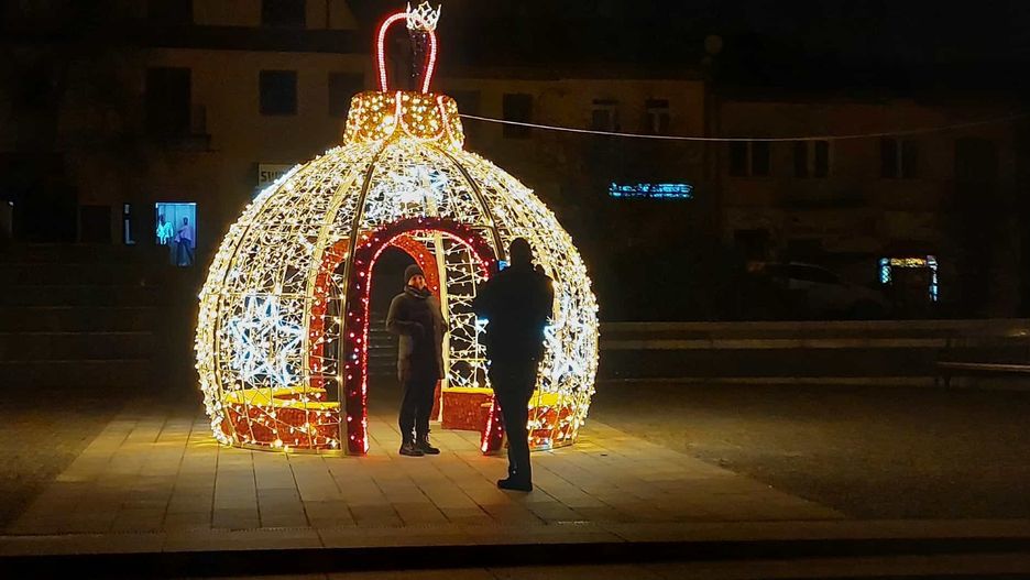 Pierwsi spacerowicze robią sobie zdjęcia na ostrowieckim Rynku