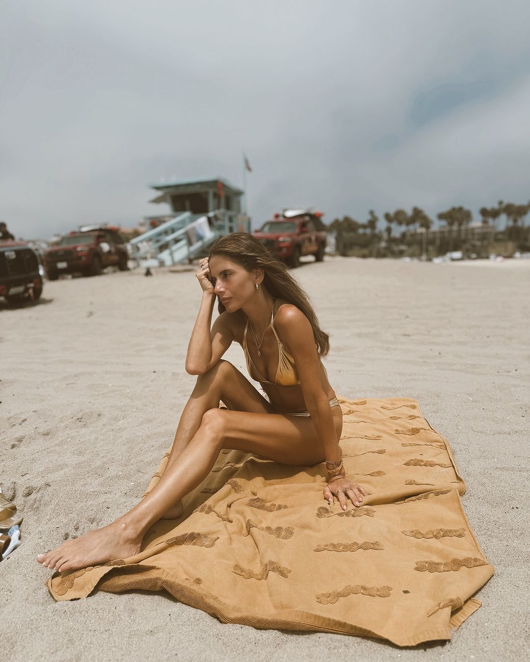 Weronika Rosati eksponuje sylwetkę w złotym bikini (FOTO)