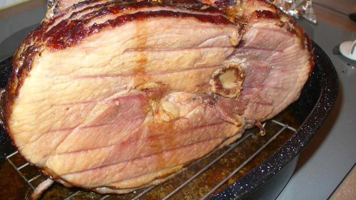 Pieczona peklowana szynka wieprzowa z kością (bez tłuszczu) z dodatkiem wody