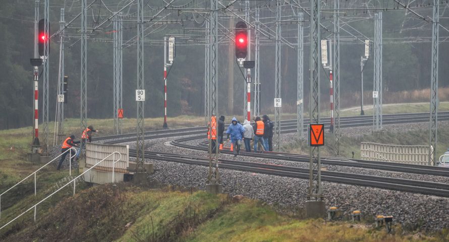 Dezinformacja wokół sabotażu polskich linii kolejowych. Apel z ministerstwa