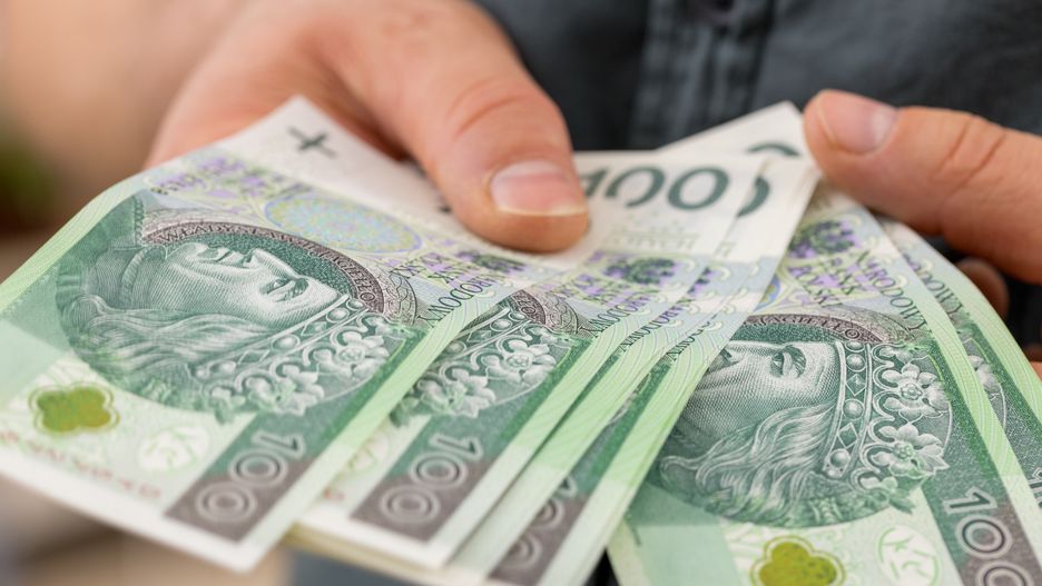 Polish money, Hundred zloty banknotes held in hands
Polish money, Hundred zloty banknotes held in hands
Andrzej Rostek
pln