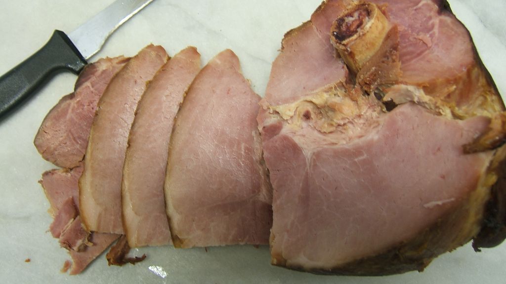 Peklowana szynka wieprzowa z kością (bez tłuszczu) z dodatkiem wody, na zimno