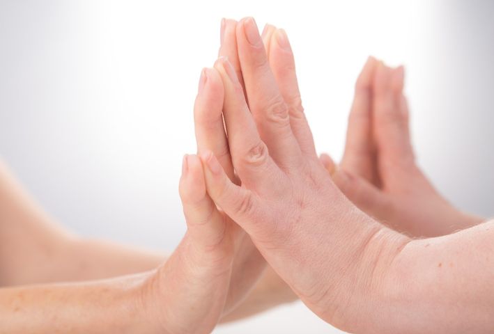Zwichnięcie stawów palców ręki oznacza, że powierzchnie stawowe palców są przesunięte wobec siebie, nie ma między nimi kontaktu.