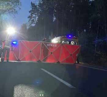 Grabina: Tragiczny finał sobotniej przejażdżki – motocyklista zginął po uderzeniu w drzewo