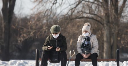 Pożegnanie z maseczkami. Niektórzy nie chcą się rozstać