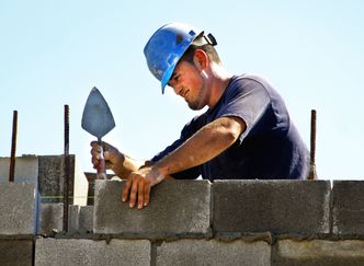 Większy od oczekiwań, niemal najgłębszy w tym roku. Spadek w branży budowlanej to dzwonek alarmowy