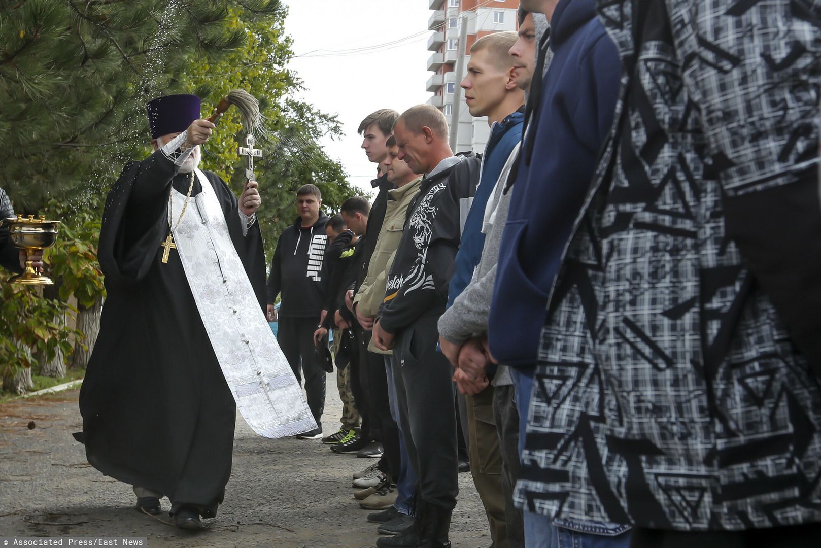 Mobilizacja w Rosji. Prawosławny duchowny błogosławi grupę rekrutów przed punktem poboru w Wołgogradzie, 24.09.2022 r.