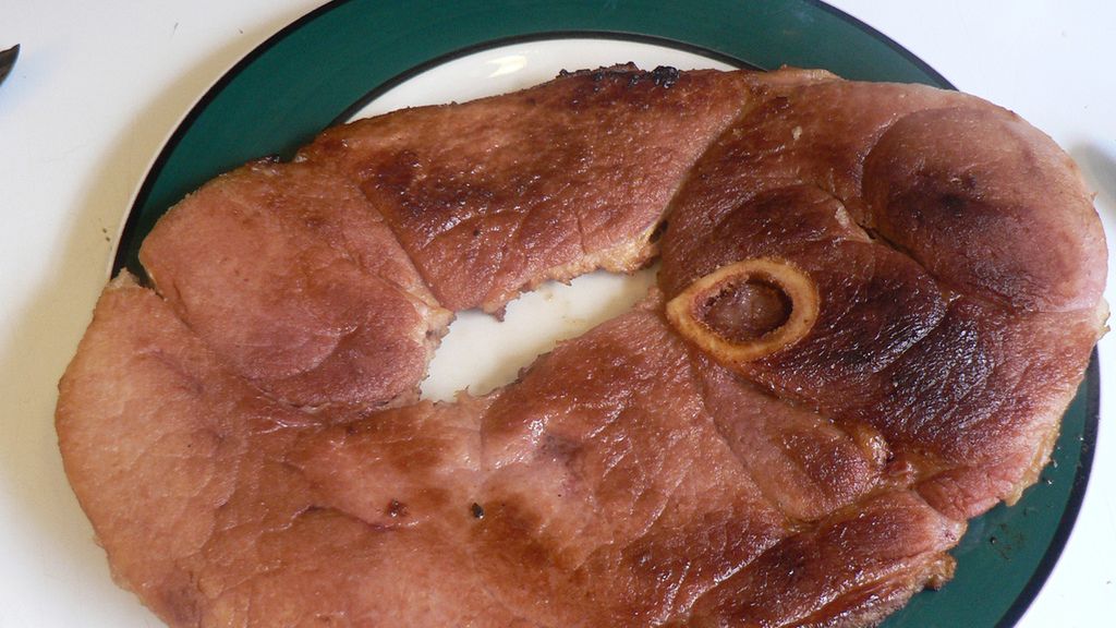 Opiekana na patelni peklowana szynka wieprzowa z kością (bez tłuszczu) z dodatkiem wody