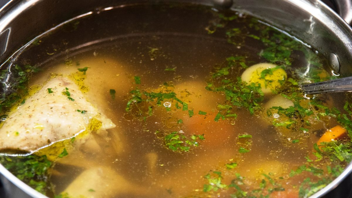 Dodatek skórki parmezanu podkręci smak rosołu