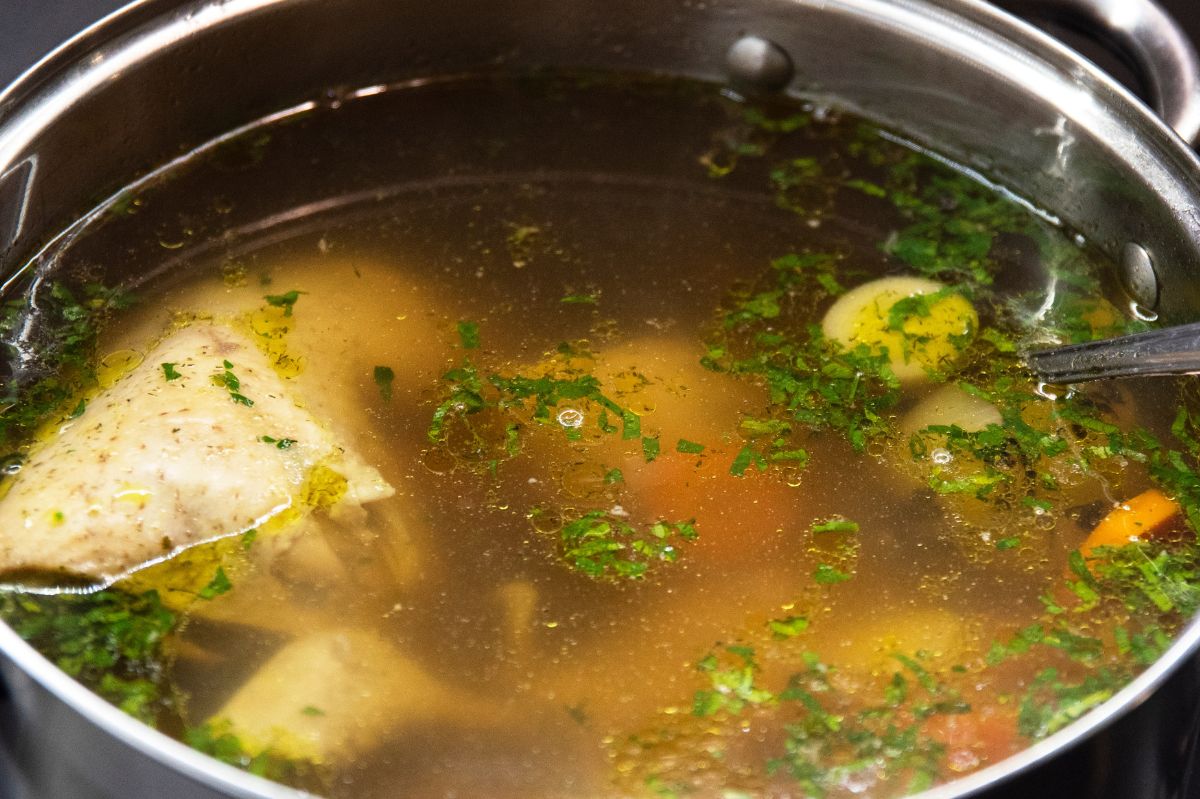 Zamiast wyrzucać, wrzuć do rosołu. Wzmocni smak nawet mdłego wywaru