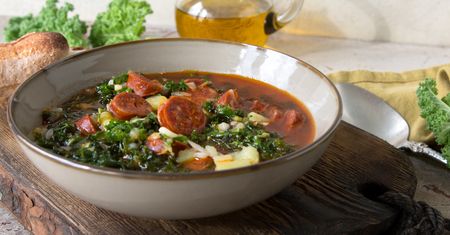 Zupa z chorizo i jarmużem. Klasyk portugalskiej kuchni