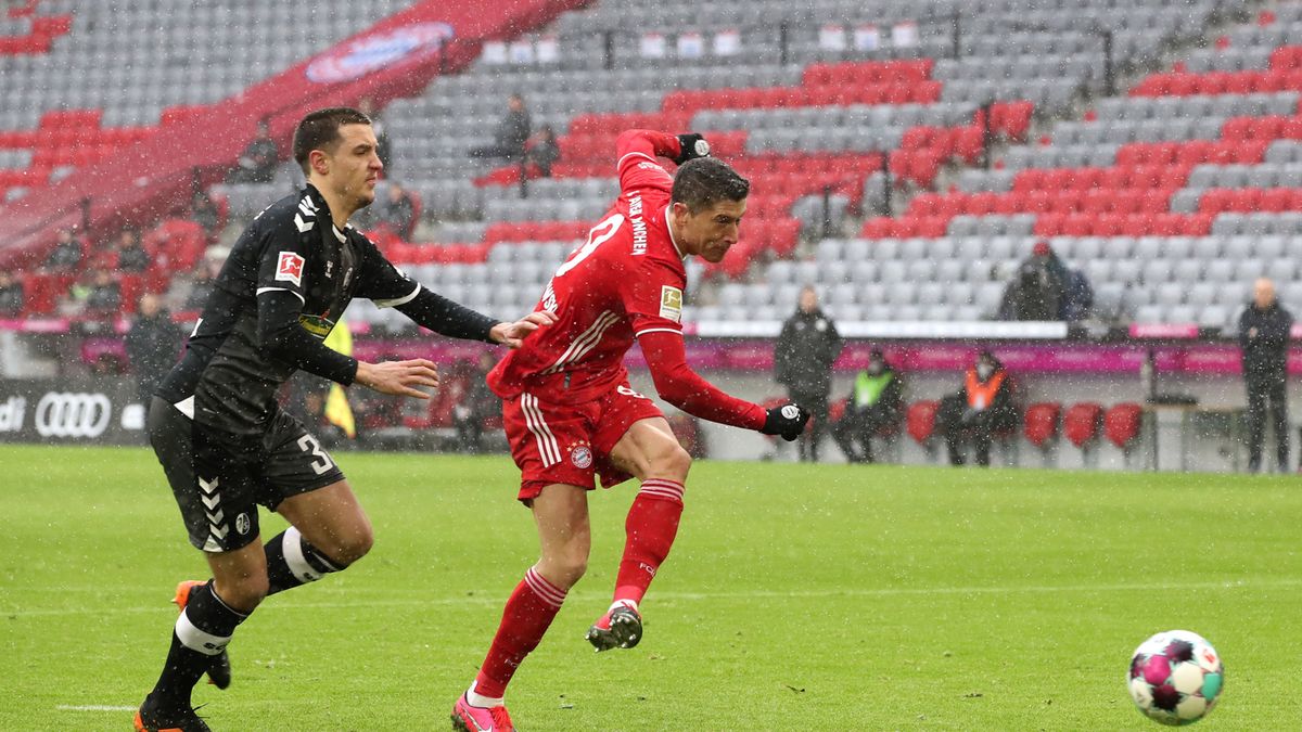 PAP/EPA / ALEXANDER HASSENSTEIN / Na zdjęciu: Robert Lewandowski (z prawej)