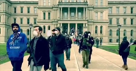 USA. Uzbrojeni demonstranci i bezrobotni protestowali przeciwko zamykaniu gospodarki