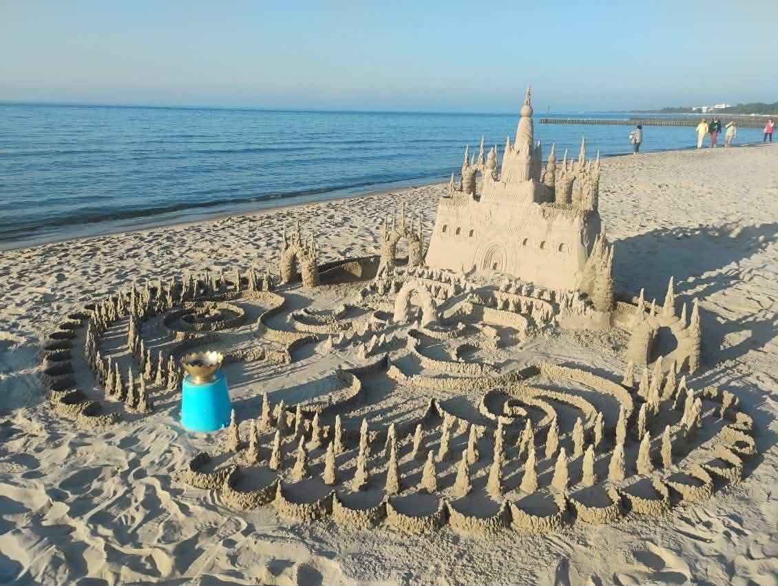Na plaży w Kołobrzegu stanął taki zamek.