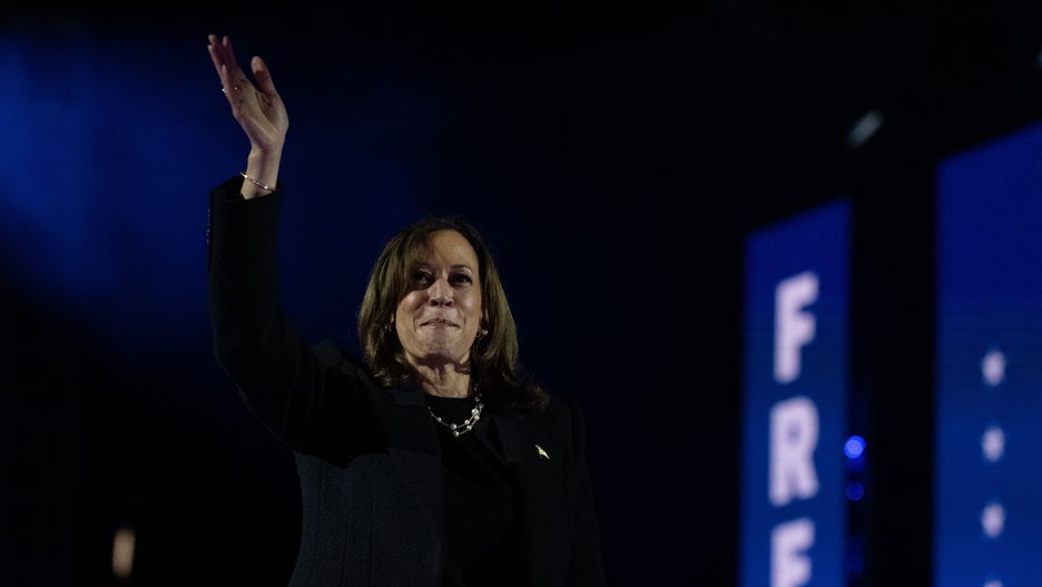 US Vice President and Democratic presidential nominee Kamala Harris addresses supporters at a campaign event in Philadelphia, Pennsylvania, USA, 04 November 2024. US Vice President and Democratic Presidential Nominee Kamala Harris is holding an election eve concert and rally in Philadelphia. Election polls show that the presidential race between Harris and Republican nominee former President Donald Trump is extremely close. EPA/DAVID MUSE Dostawca: PAP/EPA.