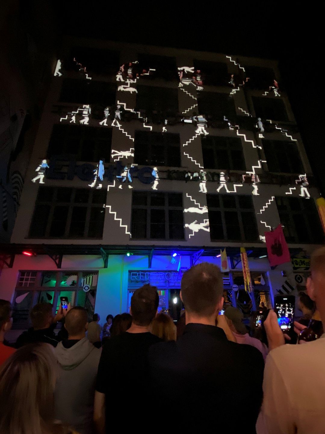 Pokaz neonów trwał kilkanaście minut, a wizualizacje świetlne wyświetlano na ścianie nad &#34;Recepcją&#34;. Spektakl podzielono na kilka tematycznych segmentów, z których każdy nawiązywał do innej instalacji. Publiczność mogła zobaczyć m.in. kwiaty pnące się po ścianach czy plątaninę torów kolejowych. Całość dopełniała specjalnie dobrana muzyka oraz nagrania dźwiękowe, m.in. z wrocławskiego Dworca Głównego.