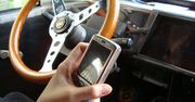 W jednej ręce kierownica, w drugiej telefon...