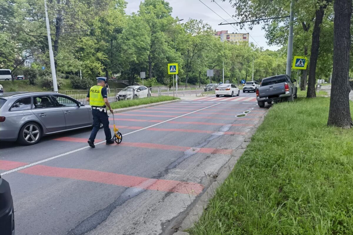 Kierowca volkswagena wjechał w znak i słup na al. Andersa