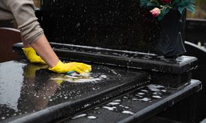 Zakazane na cmentarzu. Czyszcząc w ten sposób, zniszczysz nagrobek