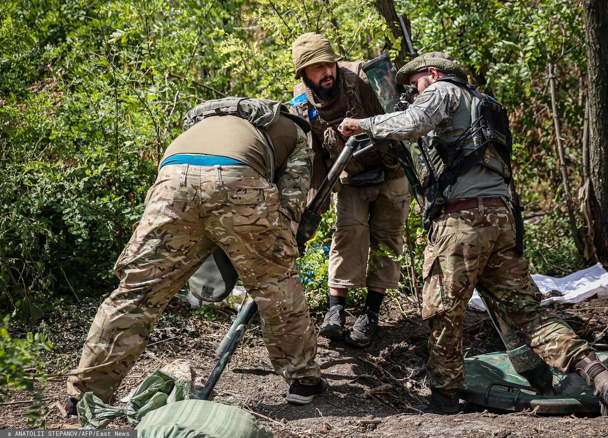 Ukraińscy ochotnicy przygotowują wyrzutnię moździerza na stanowisku wzdłuż linii frontu w regionie Doniecka