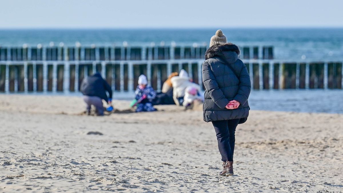 Pobierowo, 27.02.2026. Słoneczny dzień nad morzem w Pobierowie, 27 bm. Zbliża się wyjątkowo ciepły weekend. (sko) PAP/Marcin Bielecki