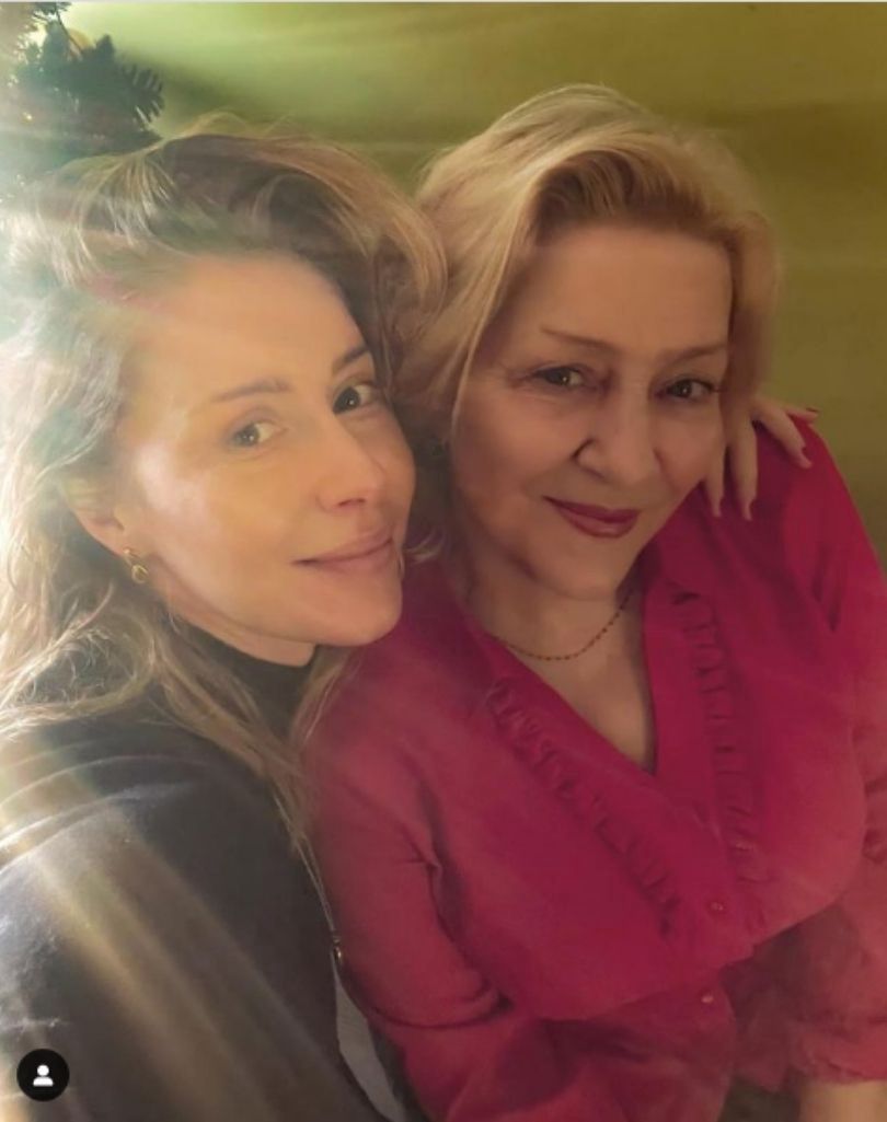 Katarzyna Warnke pozuje z mamą i reklamuje aparat słuchowy