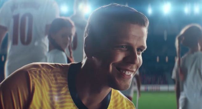Lotos Dynamic w reklamie z piłkarzami reprezentacji Polski „prowadzi nas dalej” (wideo)