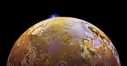 Lot nad górami i jeziorem lawy na Io. Nowe filmy NASA