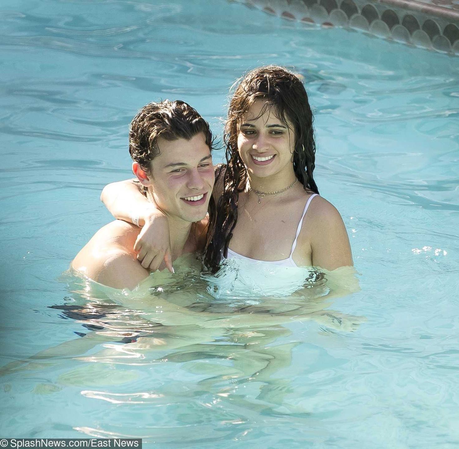 Shawn Mendes i Camila Cabello całują się w basenie