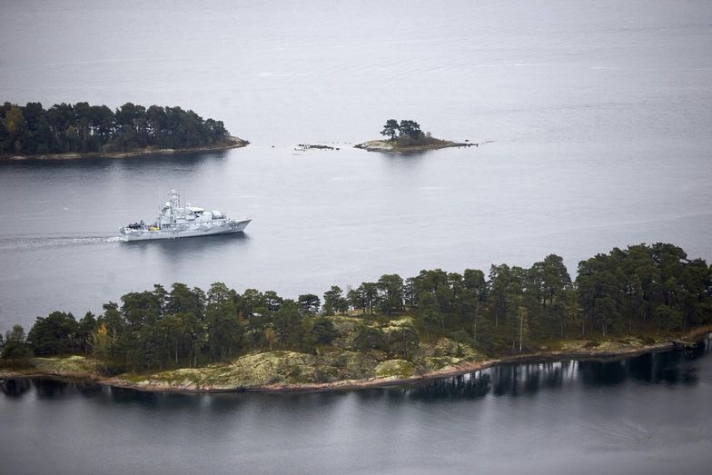 Szedzki stawiacz min patroluje wody archipelagu sztokholmskiego.