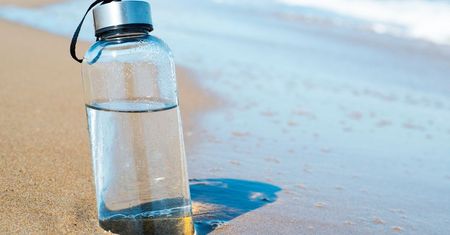 Tak schłodzisz napoje bez lodówki. Sposób, który sprawdza się nawet na plaży
