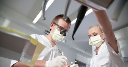 Jak gwiazdy równają zęby? Złotymi aparatami, licówkami, niewidocznymi szynami