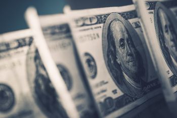Dolar najtańszy o niemal 4 lat. Rynek reaguje na eskalację napięcia na Bliskim Wschodzie