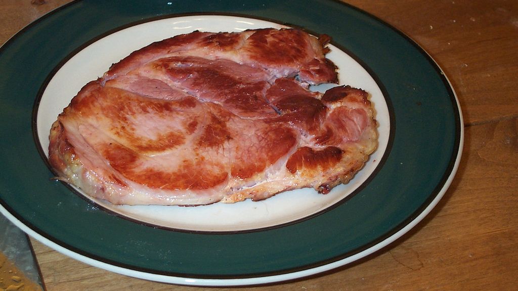 Opiekana na patelni peklowana szynka wieprzowa bez kości i tłuszczu z dodatkiem wody