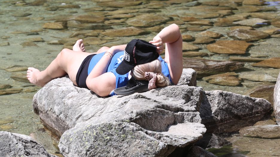 Tatry, Morskie Oko, 18.06.2021. Turyści nad Morskim Okiem, 18 bm. Słoneczna pogoda oraz zbliżający się weekend sprawiły, że na najpopularniejszych tatrzańskich szlakach pojawił się tłum. W najbliższych dniach temperatura w Gorcach, Tatrach i Pieninach będzie osiągać od 27 do nawet 30 stopni Celsjusza. Ratownicy górscy przypominają, aby w czasie upałów wyprawy planować na godziny poranne i zabrać do plecaka zapas wody.  (kf) PAP/Grzegorz Momot