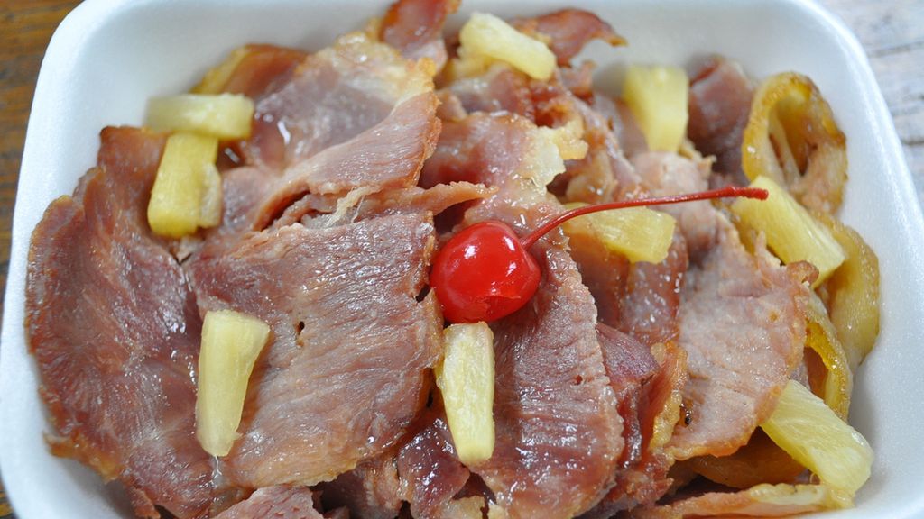 Cała pieczona peklowana szynka wieprzowa bez kości i tłuszczu z dodatkiem wody