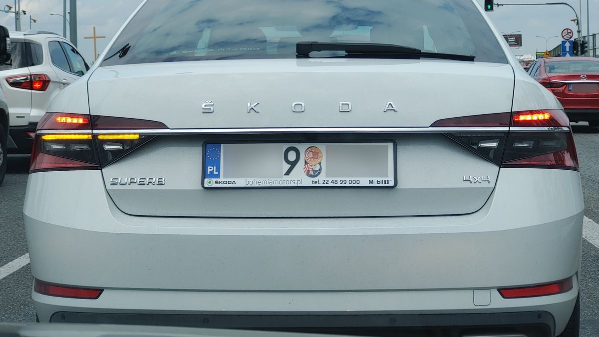 Zaklejony znak ma zmylić fotoradary. Kombinowanie z tablicami może mieć jednak poważne następstwa