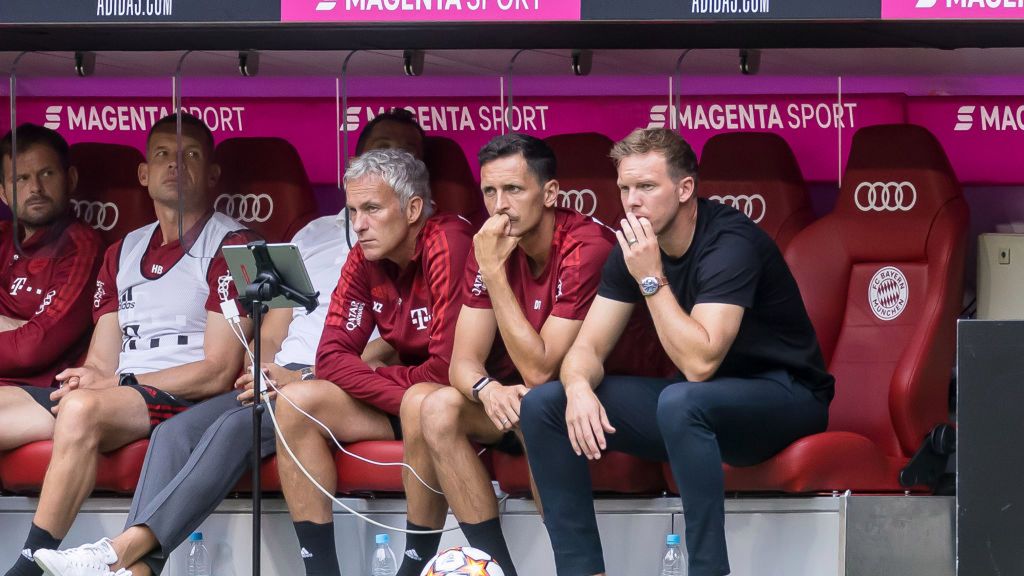Członkowie Bayernu spoglądają na tablet w trakcie meczu z SSC Napoli 