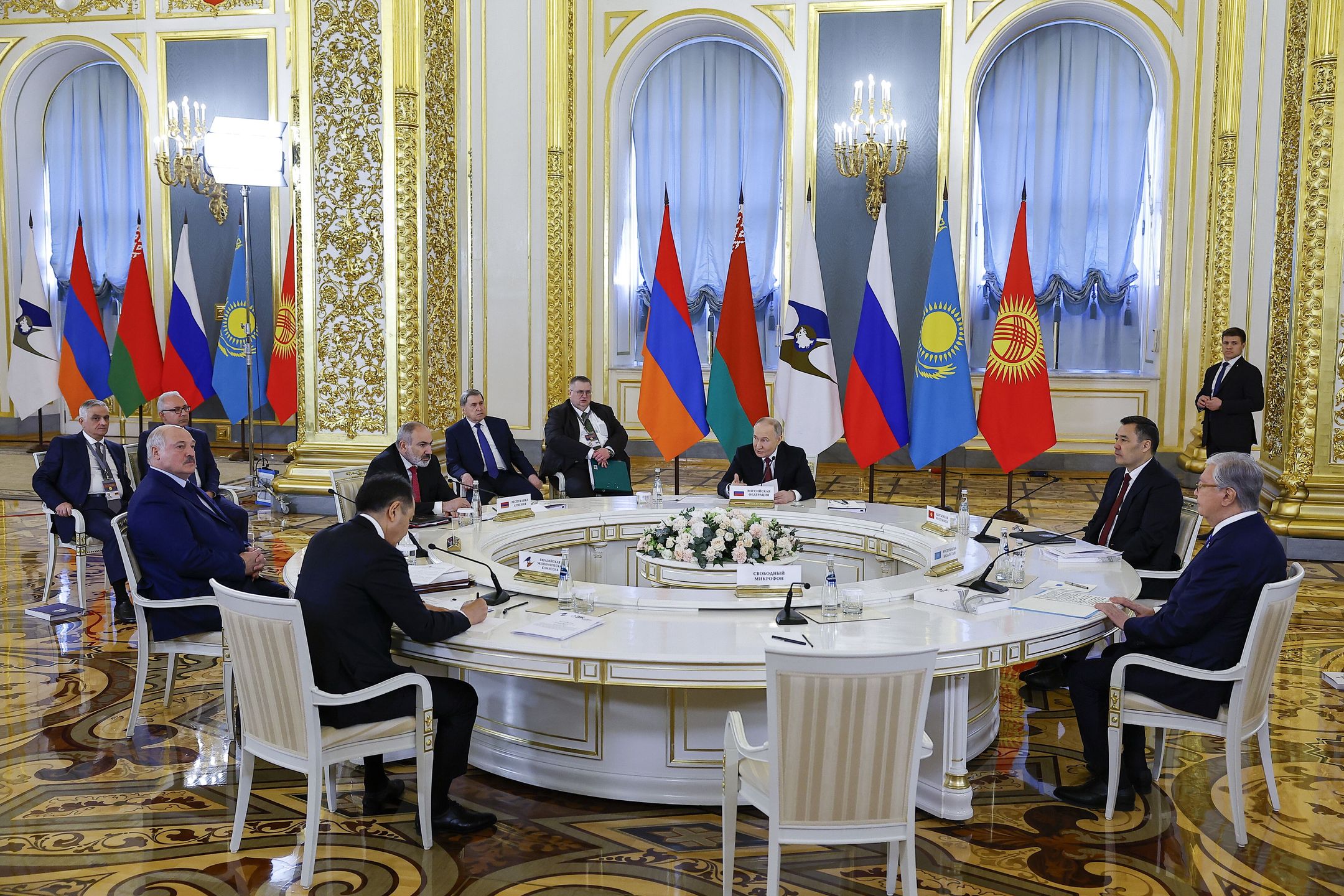 Officials, including Russian President Vladimir Putin (C), Armenian Prime Minister Nikol Pashinyan, Belarusian President Alexander Lukashenko, Kazakh President Kassym-Jomart Tokayev and Kyrgyz President Sadyr Japarov, sit at the table during a meeting of the Supreme Eurasian Economic Council at the summit of the Eurasian Economic Union (EAEU) in Moscow, Russia, 08 May 2024. EPA/EVGENIA NOVOZHENINA / POOL Dostawca: PAP/EPA.