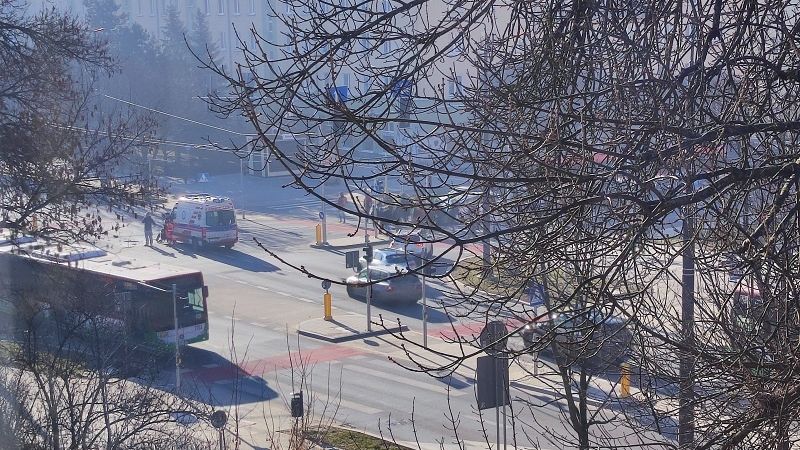 Zderzenie karetki pogotowia z samochodem na skrzyżowaniu Al. Racławickich i ul. Sowińskiego