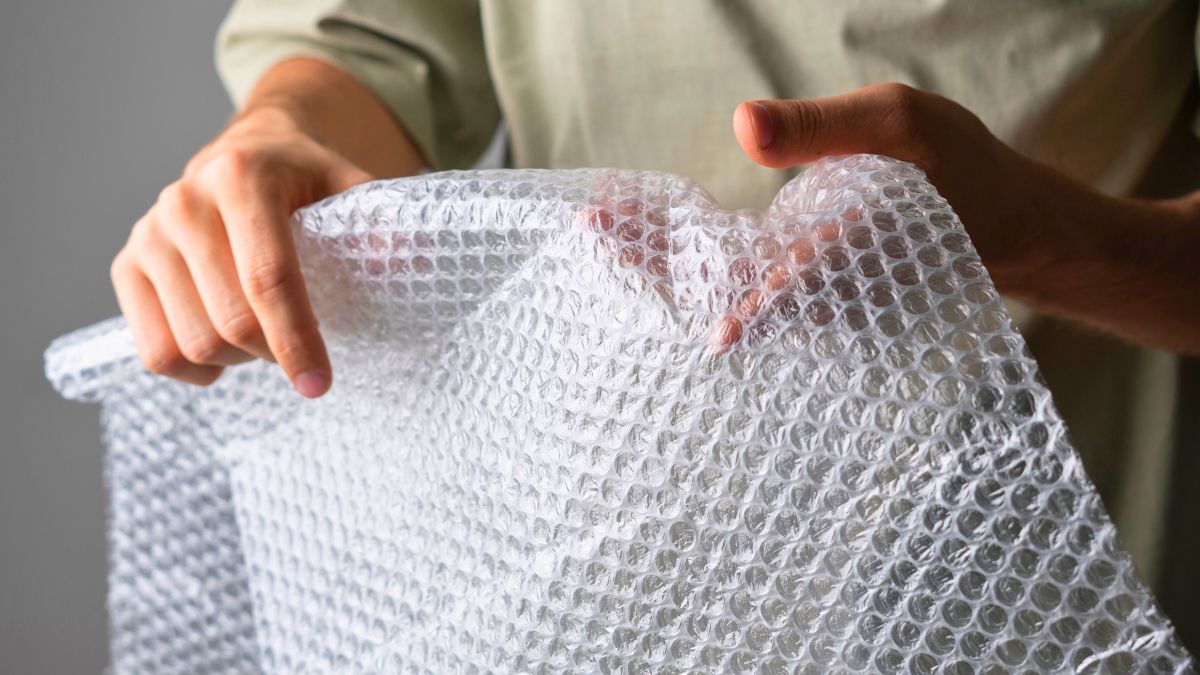 Kobieta trzyma folię bąbelkową