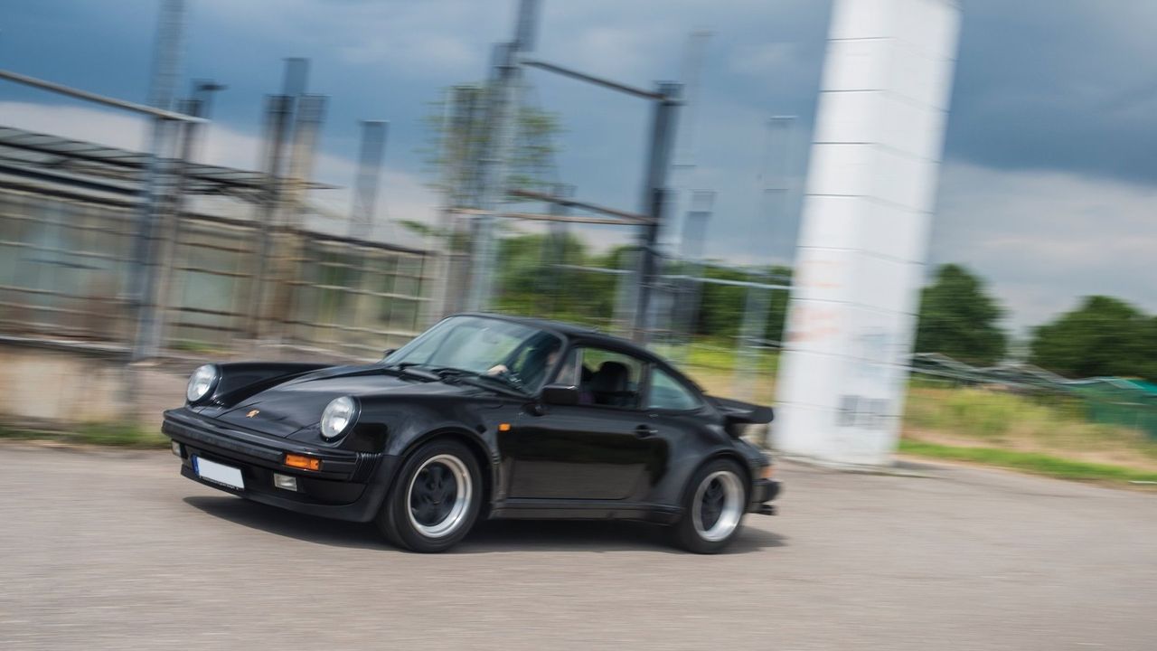 Teoretycznie w tym zestawieniu to żaden rarytas, bo sprzedany za skromne 106 400 funtów (546 tys. zł). Model 911 Turbo (typ 930) z 1989 roku napędza 3,3-litrowy boxer o mocy 304 KM. Od standardowego 911 Turbo z tego okresu wyróżnia się zwiększoną o 0,3 litra pojemnością motoru.