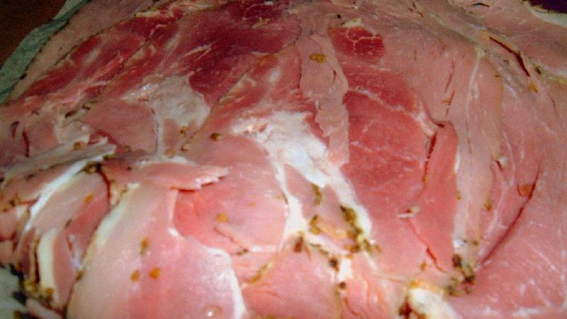 Cała peklowana szynka wieprzowa bez kości i tłuszczu z dodatkiem wody, na zimno