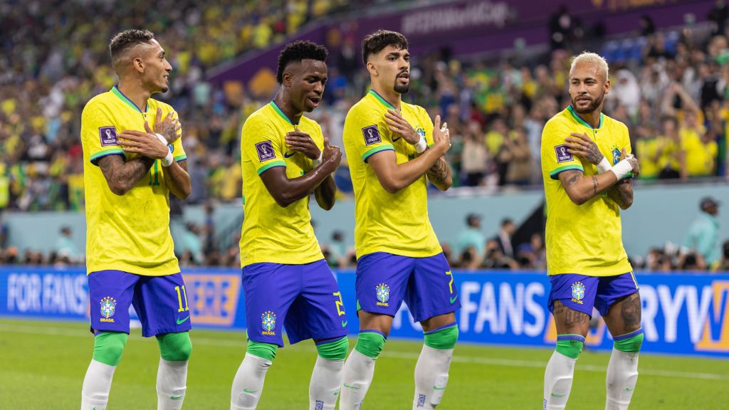 Reprezentanci Brazylii po strzelonym golu w mistrzostwach świata 2022 w Katarze