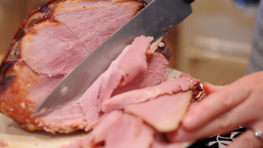 Pieczona peklowana szynka wieprzowa z kością (bez tłuszczu) z dodatkiem naturalnego soku