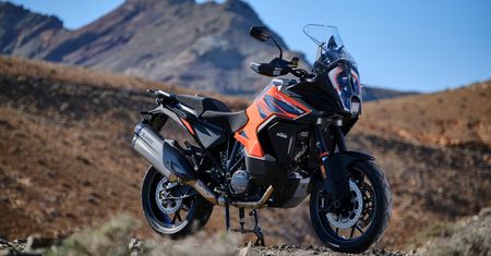 Najtańsza wersja modelu KTM 1290 Super Adventure w drodze. Czego w niej zabraknie?