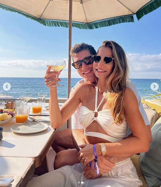 Anna Lewandowska z Robertem Lewandowskim i dziećmi
