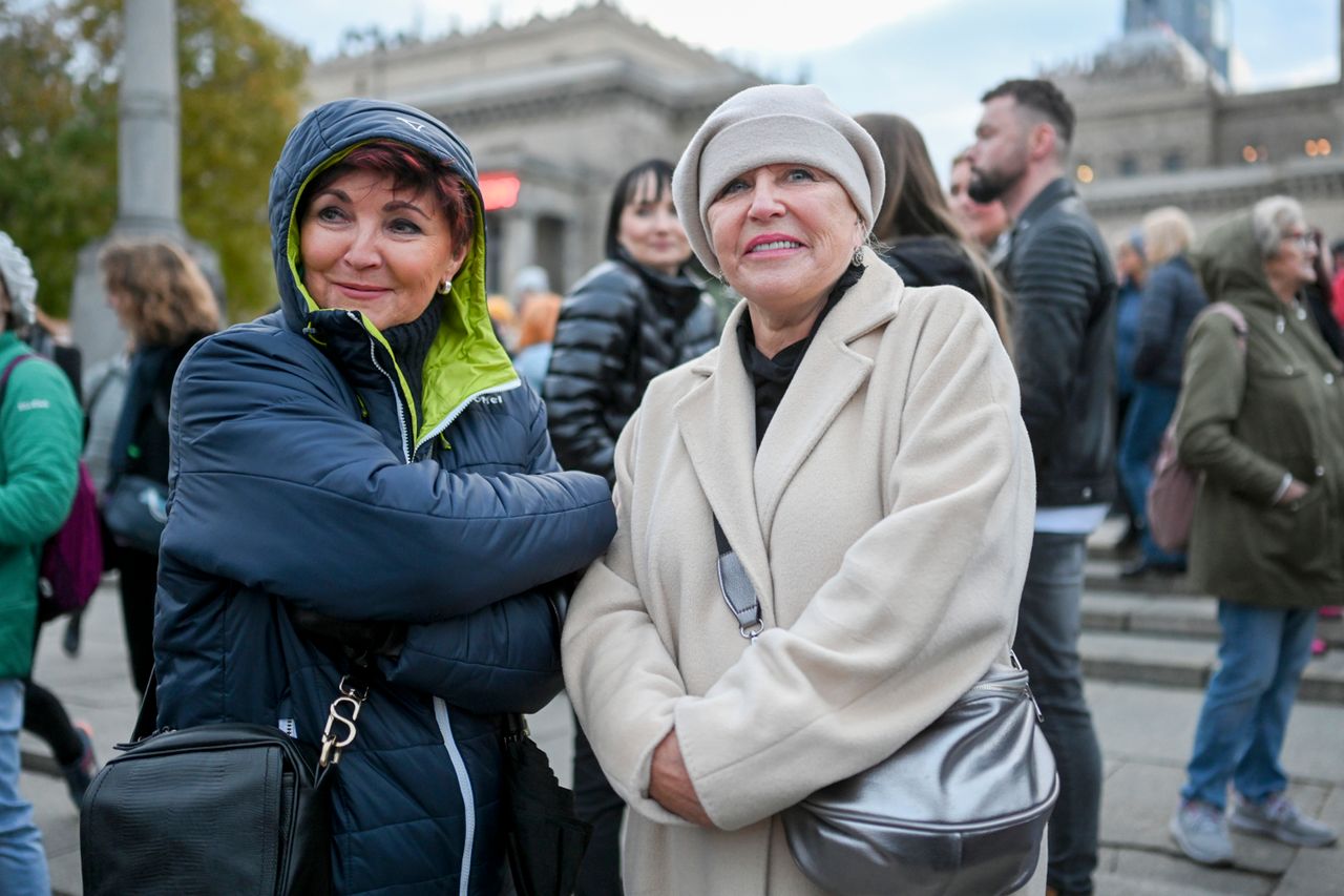 Jolanta Kwaśniewska i Krystyna Janda na spektaklu Płoniemy...