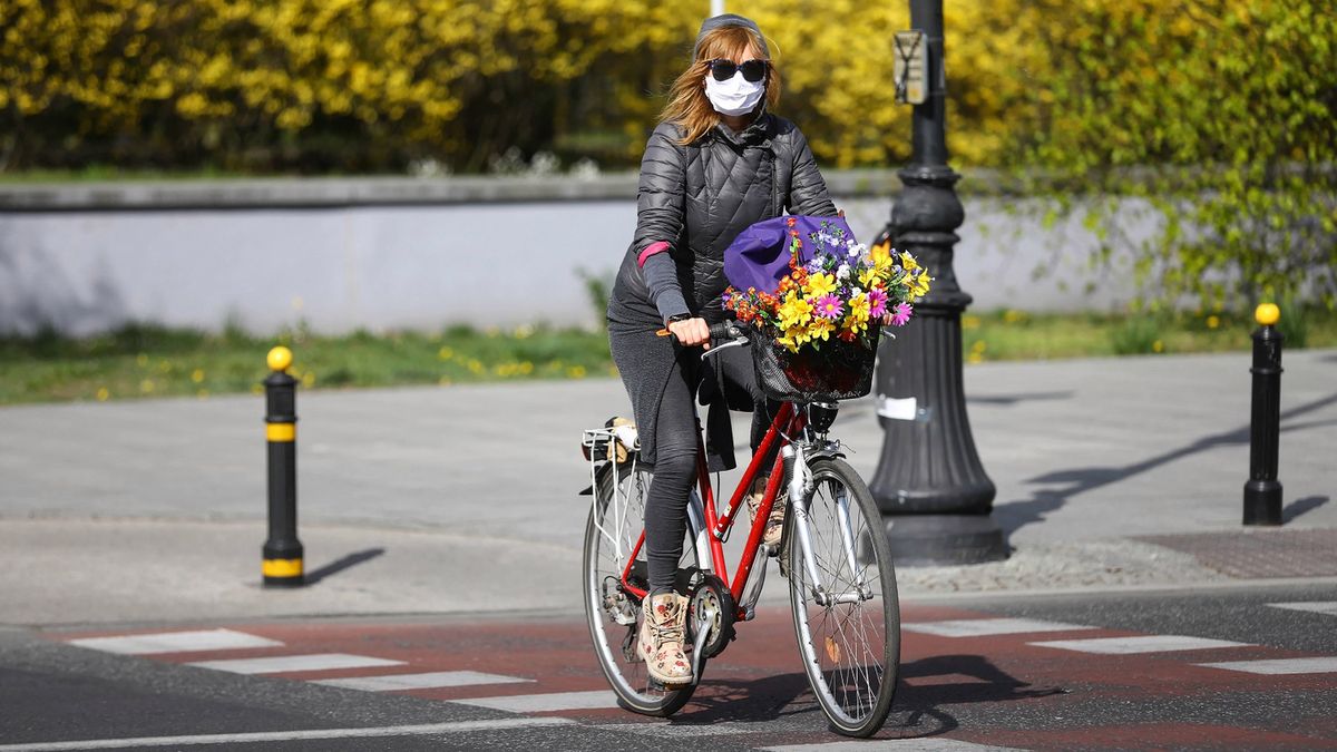 Zdjęcie okładkowe artykułu: PAP / Rafał Guz / W mieście obowiązują nas maseczki również podczas jazdy na rowerze